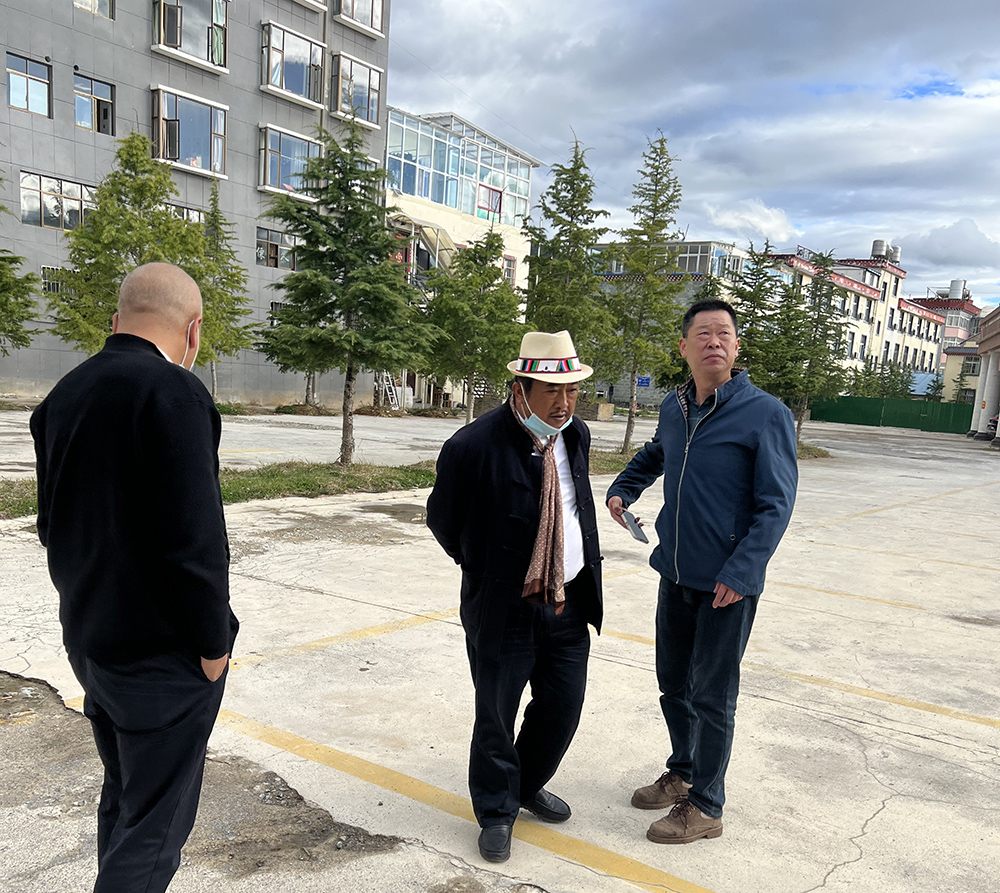 集團(tuán)董事長(zhǎng)楊四龍到集團(tuán)旗下香格里拉環(huán)太酒店、香格里拉正龍假日酒店、正龍星光燦爛KTV（環(huán)太店）等多地視察指導(dǎo)工作